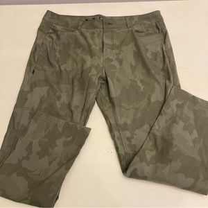 NWT Prana Womens Pants Green 18 Stretch Nylon Camouflage Halle II Straight Cargo